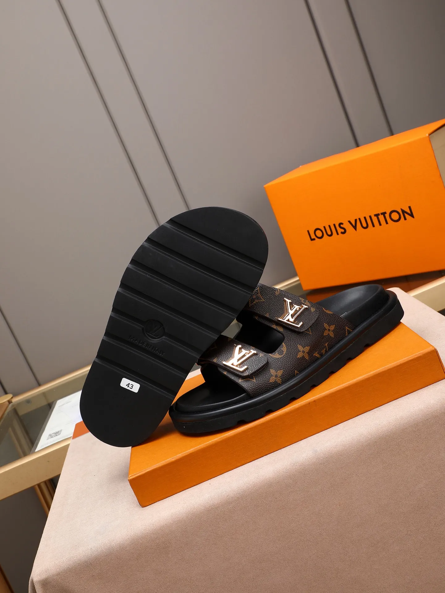 PP360 [LOUIS VUITTON] Louis Vuitton, LV printing, men's and women's slippers are on the market. The drawer box packaging comes with a cloth bag and a card. The upper pattern looks very soft and waxy, and it is a super versatile leg slimming tool. Fabric: imported denim/canvas/old fabric, LV hardware LOGO, official website pattern printing, comfortable to wear, feet: high-elastic PU water table. Sole: foam sole, heel height: about 5cm. Code number: 35-46, 35, 45, 46 are custom-made and non-returnable. Color: multiple colors and styles available.